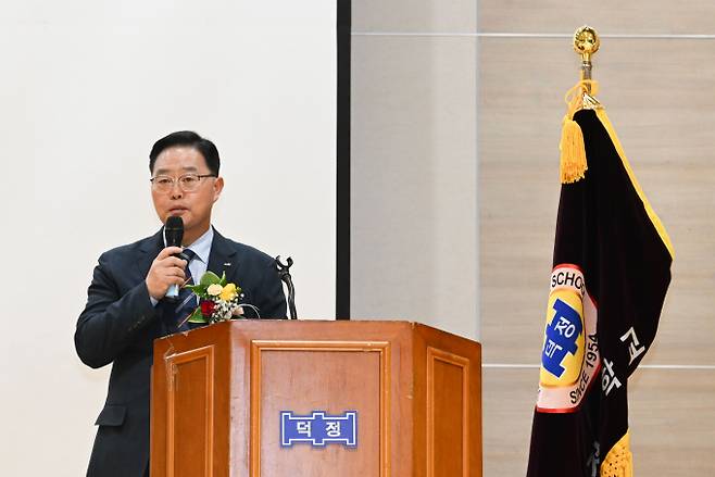 덕정중학교 친환경 운동장 준공식에서 강수현 시장이 축사를하고 있다. /사진제공=양주시