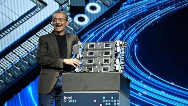 ‘인텔 비전 2024’에서 팻 겔싱어 CEO가 ‘가우디 3’ 가속기를 소개하고 있다. [인텔 제공]