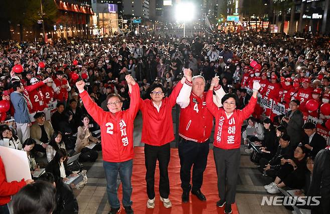 [서울=뉴시스] 조성봉 기자 = 한동훈 국민의힘 비상대책위원장과 인요한 국민의미래 선대위원장이 9일 오후 서울 중구 청계광장에서 열린 '국민의힘으로 대한민국 살리기' 제22대 총선 파이널 총력유세에서 최재형(종로), 이혜훈(중성동을) 후보와 함께 지지를 호소하고 있다. (공동취재)2024.04.09. photo@newsis.com