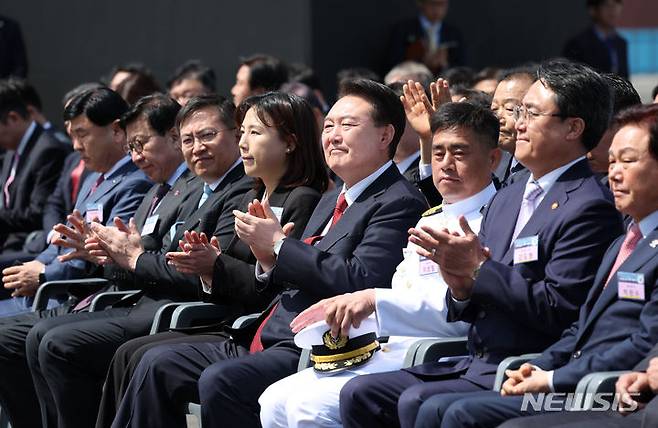 [창원=뉴시스] 조수정 기자 = 윤석열 대통령이 5일 경남 창원시 진해구 부산항 신항에서 열린 7부두 개장식에서 박수치고 있다. 2024.04.05. chocrystal@newsis.com