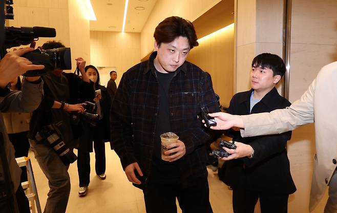 박단 대한전공의협의회 비상대책위원회 위원장이 지난 7일 서울 용산구 대한의사협회에서 열린 의대정원 증원 저지를 위한 비대위 제7차 회의에 참석하기 위해 회의장으로 향하고 있다. ⓒ연합뉴스