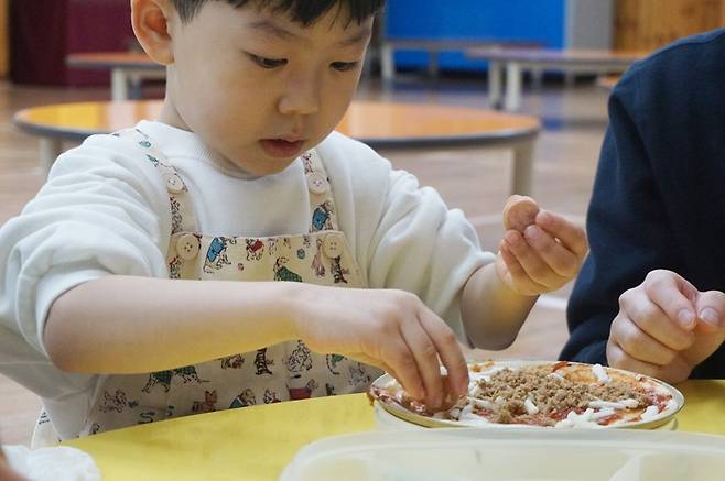 임실치즈를 듬뿍 넣어 만드는 쌀피자 체험. 사진제공|장보영(여행작가)