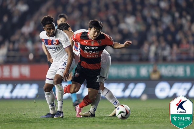 정재희(오른쪽). /사진=한국프로축구연맹 제공