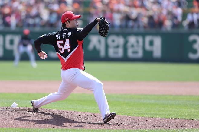 13일 대전 한화생명이글스파크에서 열린 2024 신한 SOL Bank KBO리그 KIA 타이거즈와 한화 이글스의 경기, KIA가 한화의 무서운 추격을 뿌리치고 11대9로 승리했다. KIA 양현종이 힘차게 공을 던지고 있다. KIA 타이거즈