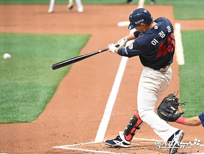 13일 오후 서울 구로구 고척스카이돔에서 열린 2024 신한 SOL Bank KBO리그 롯데 자이언츠와 키움 히어로즈의 경기, 1회초 2사 1,2루 롯데 이정훈이 1타점 적시타를 날리고 있다. 고척, 김한준 기자