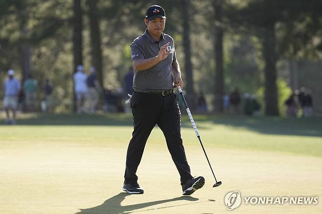 2라운드 17번 홀 그린에서 인사하는 안병훈 [AP=연합뉴스]