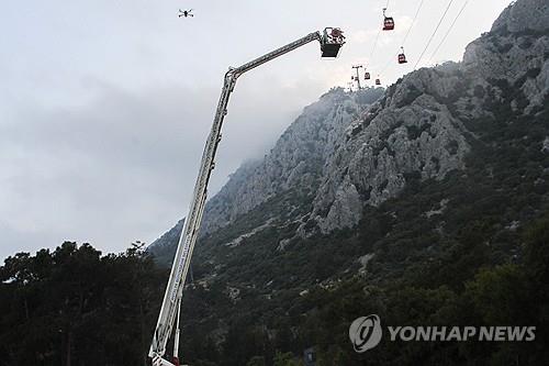 고립된 승객들 구조하는 응급구조대 (안탈리아AP=연합뉴스) 12일(현지시간) 튀르키예 남부 도시에서 케이블카 사고가 발생하면서 1명이 사망하고 7명이 부상했다. 사진은 고립된 승객들 구조하는 응급구조대의 모습. 2024.4.12