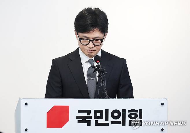 고개 숙인 한동훈 비대위원장 (서울=연합뉴스) 한종찬 기자 = 국민의힘 한동훈 비상대책위원장이 11일 서울 여의도 국민의힘 당사에서 제22대 국회의원 선거 관련 입장 발표를 하고 있다. 2024.4.11 [공동취재] saba@yna.co.kr