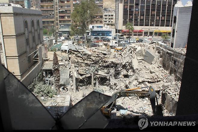 지난 2일 시리아 다마스쿠스에 있는 이란 영사관 공격 현장에서 굴착기가 잔해를 정리하고 있다. 
[로이터 연합뉴스 자료사진. 재판매 및 DB 금지]