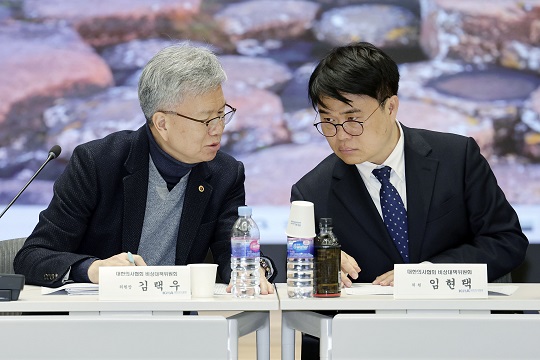 대한의사협회 김택우 비대위원장(좌)과 임현택 차기회장 당선인(우) (출처: 뉴시스)