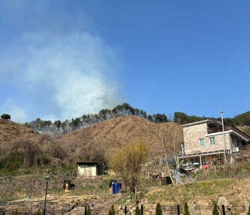 강원도 홍천군에 산불이 나 산림당국이 진화에 나섰다.