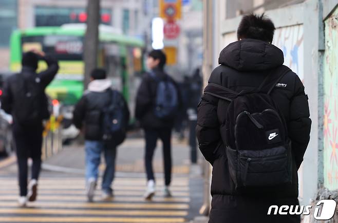 서울 시내의 한 중학교에서 학생들이 지난해 12월 등교를 하고 있다. /뉴스1 ⓒ News1 김민지 기자