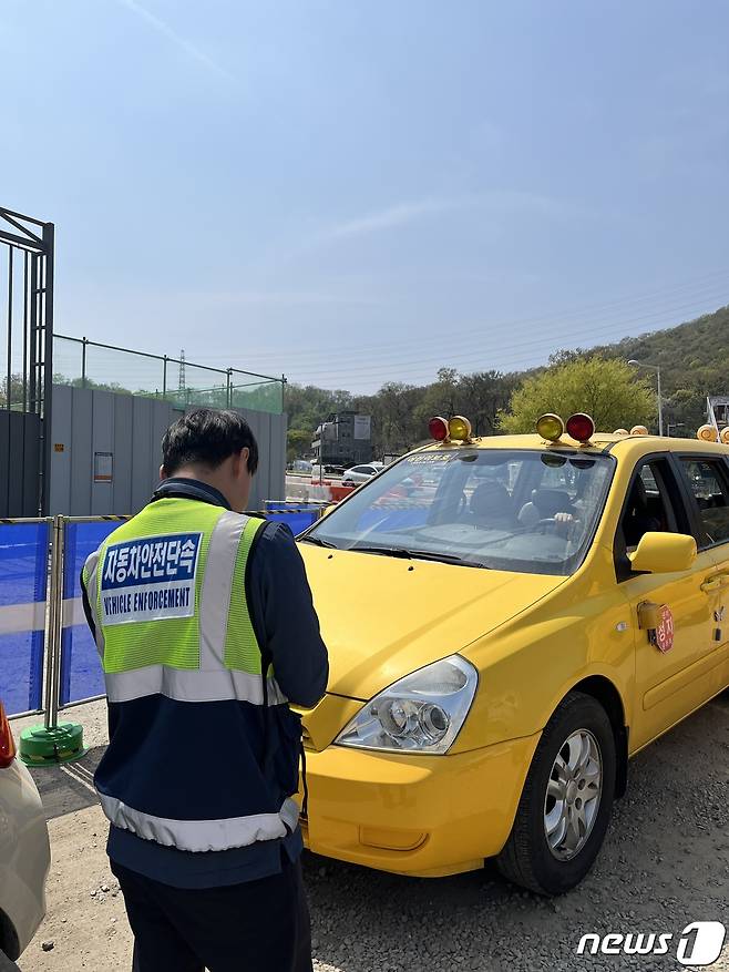 경기 의왕시가 지난 12일 시청소년수련관 주차장에서 의왕경찰서, 한국교통안전공단 경기남부본부와 합동으로 '어린이 통학버스 안전 점검'을 실시하고 있다. (의왕시 제공)