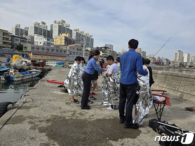 울산해양경찰서는 14일 삼성항 방파제 인근서 수영을 하던 초등생 5명을 발견, 구조 조치했다고 밝혔다.(울산해양경찰서제공)