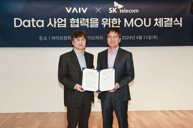 바이브컴퍼니는 SK텔레콤과 AI 기반 데이터 사업 협력을 위한 MOU를 12일 체결했다. 윤준태 바이브 부사장(왼쪽)과 장홍성 SKT 부사장이 MOU를 맺고 있다.