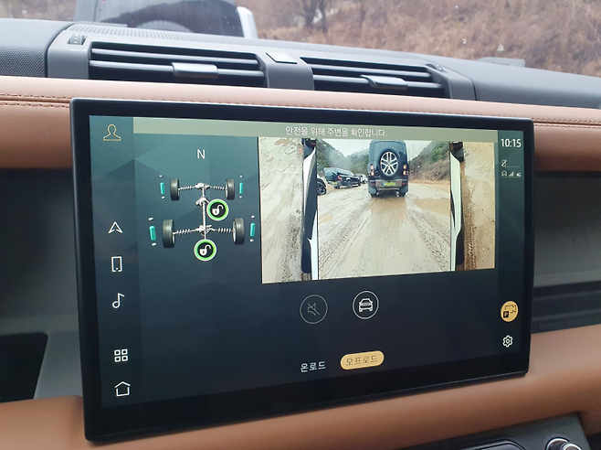 올 뉴 디펜더 110 내부 중앙 디스플레이에 차량 전면부와 앞바퀴 주위, 각 바퀴별 동력 배분 현황 등이 표시돼 있다.