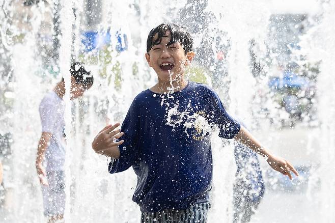 서울 낮 최고기온이 30도 가까이 오르는 등 초여름 날씨가 이어진 14일 서울 광화문광장 분수대에서 어린이들이 물놀이를 즐기며 더위를 식히고 있다. 2024.4.14. 뉴스1