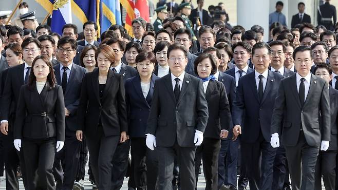 이재명 더불어민주당 대표(가운데) 등이 지난 12일 오전 22대 총선 당선인들과 함께 서울 동작구 서울현충원을 참배하기 위해 이동하고 있다. (공동취재)