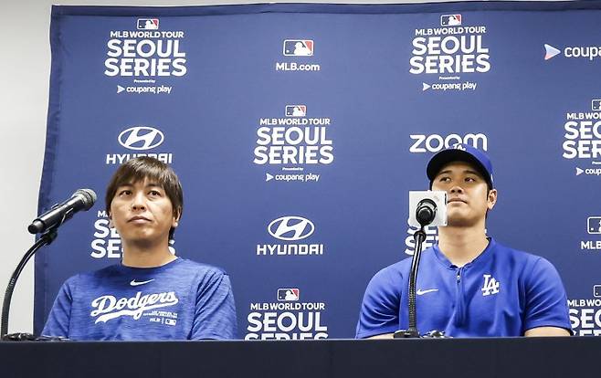 지난달 16일 서울 고척스카이돔에서 열리는 메이저리그(MLB) 월드투어 서울시리즈에 참가하는 LA다저스 오타니 쇼헤이와 통역 미즈하라 잇페이(왼쪽)가 기자회견에 참석해 있다. 사진=뉴시스