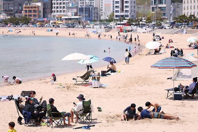 초여름 날씨를 보인 14일 오후 부산 해운대구 송정해수욕장에서 시민들이 더위를 식히고 있다. 연합뉴스