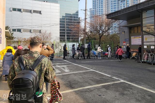 지난해 2월 오전 서울 영등포구 신길동 국군복지단 대방군마트 앞에 장을 보려는 사람들이 줄 지어 서 있다. 나광현 기자