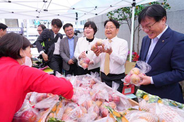 농협광주지역본부 주차장에 개장한 금요직거래장터. 광주시· 제공