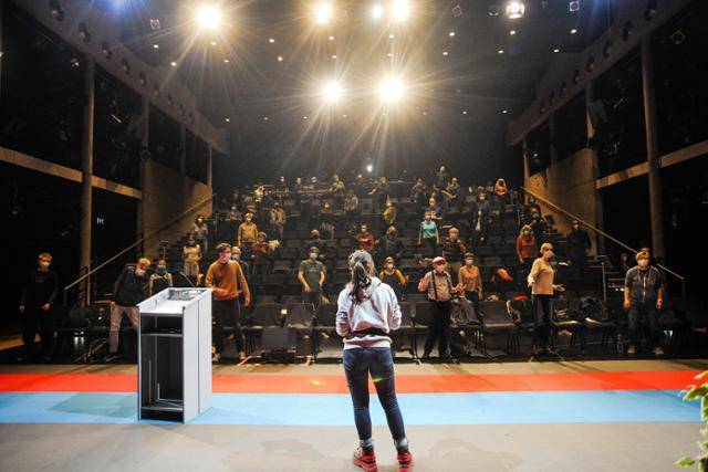 2022년 서울국제공연예술제 참가작인 리미니 프로토콜의 '부재자들의 회의'. SPAF 제공