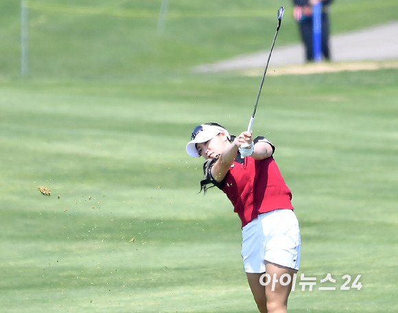 조아연이 14일 인천 중구 클럽72의 하늘코스에서 열린 2024시즌 KLPGA투어 '메디힐·한국일보 챔피언십'(총상금 10억 원, 우승상금 1억 8천만 원) 최종 라운드에서 두 번째 샷을 하고 있다. [사진=곽영래 기자]