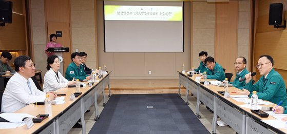 이한경 행정안전부 재난안전관리본부장이 지난 12일 전공의 집단행동 대응 관련해 인천 동구 인천의료원을 방문해 지역 필수의료 대응상황을 점검하며 비상진료체계 현장 간담회를 하고 있다. (행정안전부 제공) 뉴스1