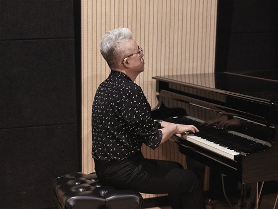 김형석 작곡가는 '사랑이라는 이유로'의 피아노 연주를 직접 맡았다. 사진 리웨이뮤직앤미디어, 노느니특공대엔터테인먼트, 뮤직앤아트컴퍼니