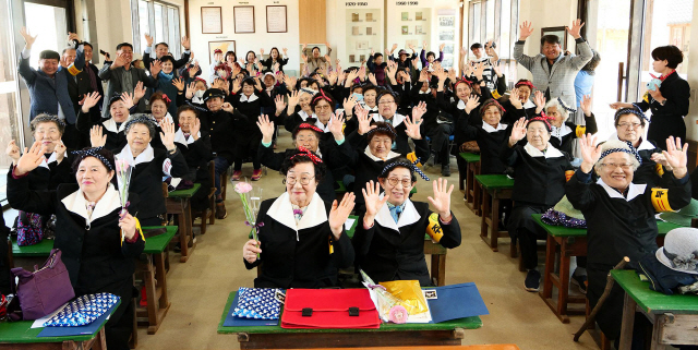 ▲ 철원군 문해교육 입학식이 최근 철원역사문화공원 내 철원공립보통학교에서 글을 배우기 위한 어르신들이 참석한 가운데 열렸다.