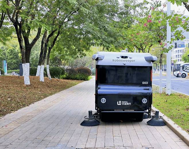 중국 기업 위라이드가 출시한 도심 청소용 자율주행 자동차인 ‘로보 스위퍼 S1’이 길거리 쓰레기를 치우고 있다. 위라이드 제공
