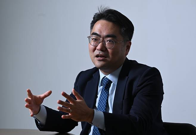 South Korean law firm Jipyong lawyer Brian K. Oh speaks during an interview held at the company's headquarters in Jung-gu, central Seoul, on April 1. (Im Se-jun/ The Korea Herald)