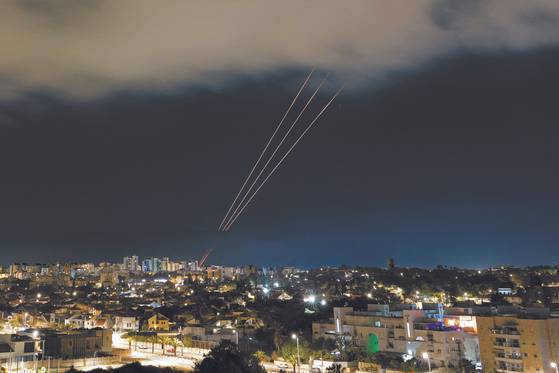 An anti-missile system operates after Iran launched drones and missiles toward Israel, as seen from Ashkelon, Israel April 14, 2024. [REUTERS/YONHAP]