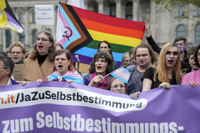 독일의 한 동성애 단체가 지난 12일(현지시간) 수도 베를린 연방법원 앞에서 시위를 하고 있다. AP연합뉴스