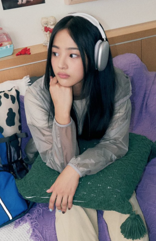 뉴진스의 민지가 애플 에어팟맥스를 착용한 모습.