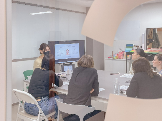 일부 외국인은 아예 한국에서 교육 과정을 이수할 정도로 인기다. (코코리색채연구소 제공)