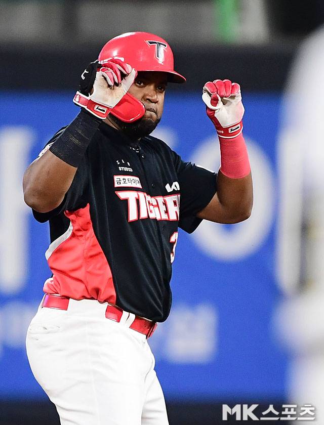 13일 한화전에서 불방망이를 휘두른 KIA 소크라테스. 사진=김영구 기자