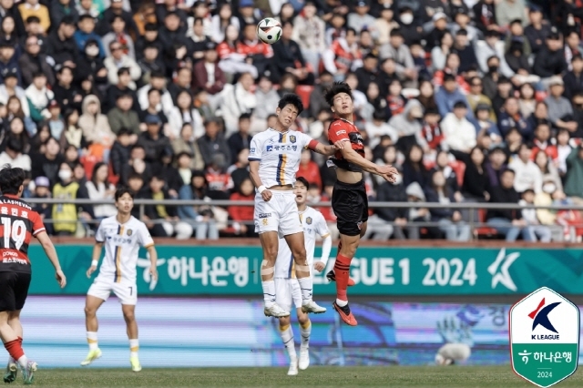 공중볼 다툼 중인 이호재(사진 오른쪽). 사진=한국프로축구연맹 제공