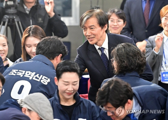 조국 조국혁신당 대표가 지난 10일 국회에서 총선 출구조사 결과 발표 후 비례대표 후보들과 인사를 나누고 있다. 연합뉴스