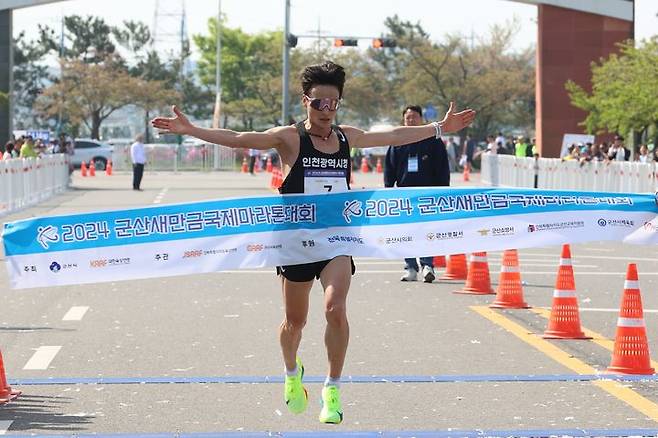 [서울=뉴시스] '2024 군산새만금국제마라톤대회' 남자부 우승을 차지한 김재민. (사진=대한육상연맹 제공) *재판매 및 DB 금지