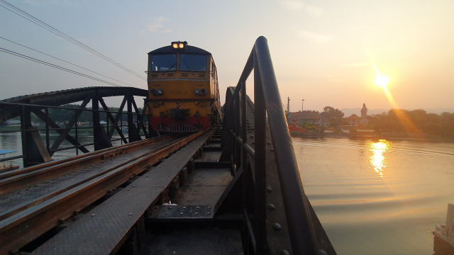 ▲해질녘 콰이강의 다리를 넘는 남톡발 칸차나부리행 열차 ⓒ박흥수