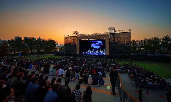 지난해 10월 노들섬 잔디마당 특설 무대에서 열린 '한강노들섬클래식 발레' 공연에서 관객들이 유니버설발레단의 '백조의 호수'를 관람하고 있다. 서울문화재단 제공