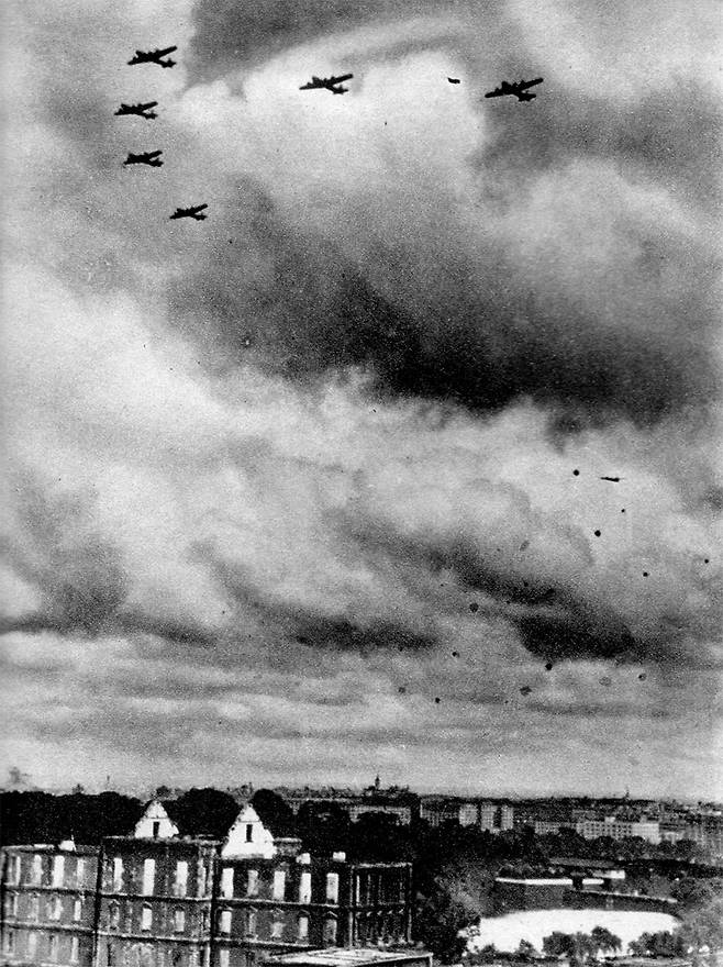 1945년 5월25일, 도쿄를 폭격 중인 미 공군 B-29 폭격기.ⓒWikimedia