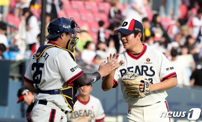 14일 오후 서울 송파구 잠실야구장에서 열린 프로야구 '2024 신한 SOL 뱅크 KBO리그' 두산 베어스와 LG 트윈스의 경기에서 9대5로 승리한 두산 선수들이 기쁨을 나누고 있다. /사진=뉴스1