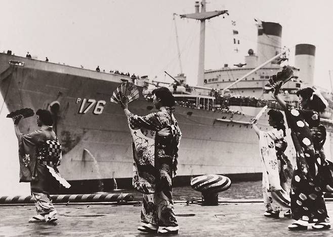 1952년 일본 요코하마에 입항한 미군 순양함을 환영하는 일본 게이샤들.[사진=미국 해군 제공]