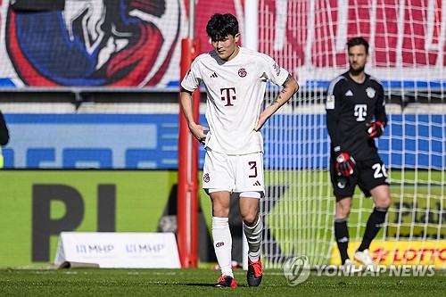 바이에른 뮌헨은 오는 18일 오전 4시 홈구장 알리안츠 아레나에서 아스널과 UEFA 챔피언스리그 8강 2차전을 치른다. 두 팀은 지난 8강 1차전에서 2골씩 주고 받으며 무승부를 거뒀다. 챔피언스리그 준결승으로 향하는 길목에서 뮌헨을 이끄는 토마스 투헬 감독은 김민재가 아스널전 때 레프트백으로 나설 수 있다고 암시해 눈길을 끌었다. 최근 김민재는 센터백 주전 경쟁에서 밀려 7경기 중 6경기를 벤치에서 시작했다. 연합뉴스