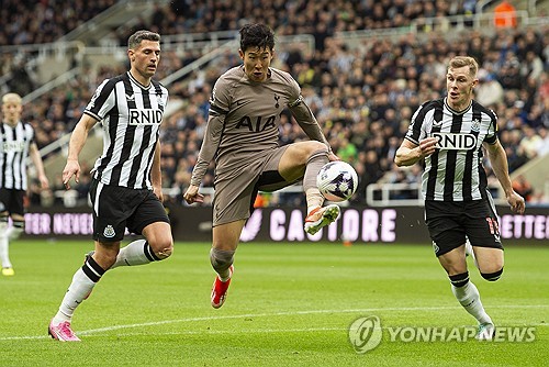 영국 매체 풋볼 런던은 손흥민의 뉴캐슬전 부진 원인 중 하나로 토트넘 홋스퍼 진영까지 내려오게 만든 안지 포스테코글루 감독을 지적했다. 토트넘은 13일 영국 뉴캐슬어폰타인 세인트 제임스 파크에서 열린 뉴캐슬 유나이티드와의 프리미어리그 33라운드 원정 경기에서 4골 차 대패를 당했다. 이날 손흥민은 중앙 공격수로 선발 출전했지만 슈팅을 한 번도 날리지 못하고 후반 13분 일찍 교체됐다. 연합뉴스