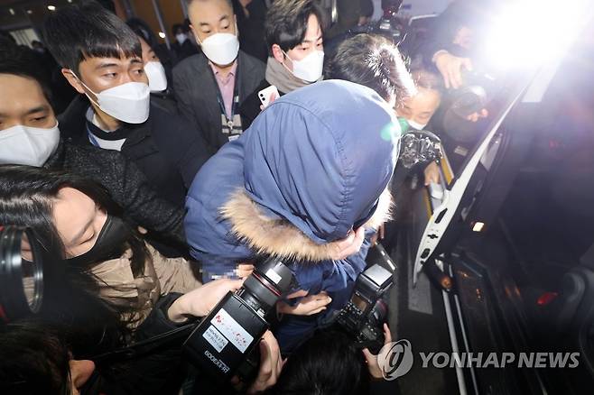 오스템임플란트 횡령 직원 (서울=연합뉴스) 박동주 기자 = 오스템임플란트 회삿돈 2천215억원을 빼돌린 이모씨가 2022년 1월 14일 오전 서울 강서경찰서에서 나와 검찰로 송치되는 모습 [연합뉴스 자료사진]