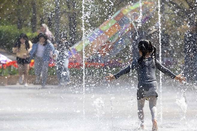 "아! 시원해" 대덕물빛축제가 열리고 있는 14일 대전 대청공원을 찾은 어린이가 바닥분수에서 솟아오른 물을 온몸으로 맞으며 더위를 식히고 있다. [대전 대덕구 제공. 재판매 및 DB 금지]